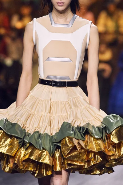 Look 27